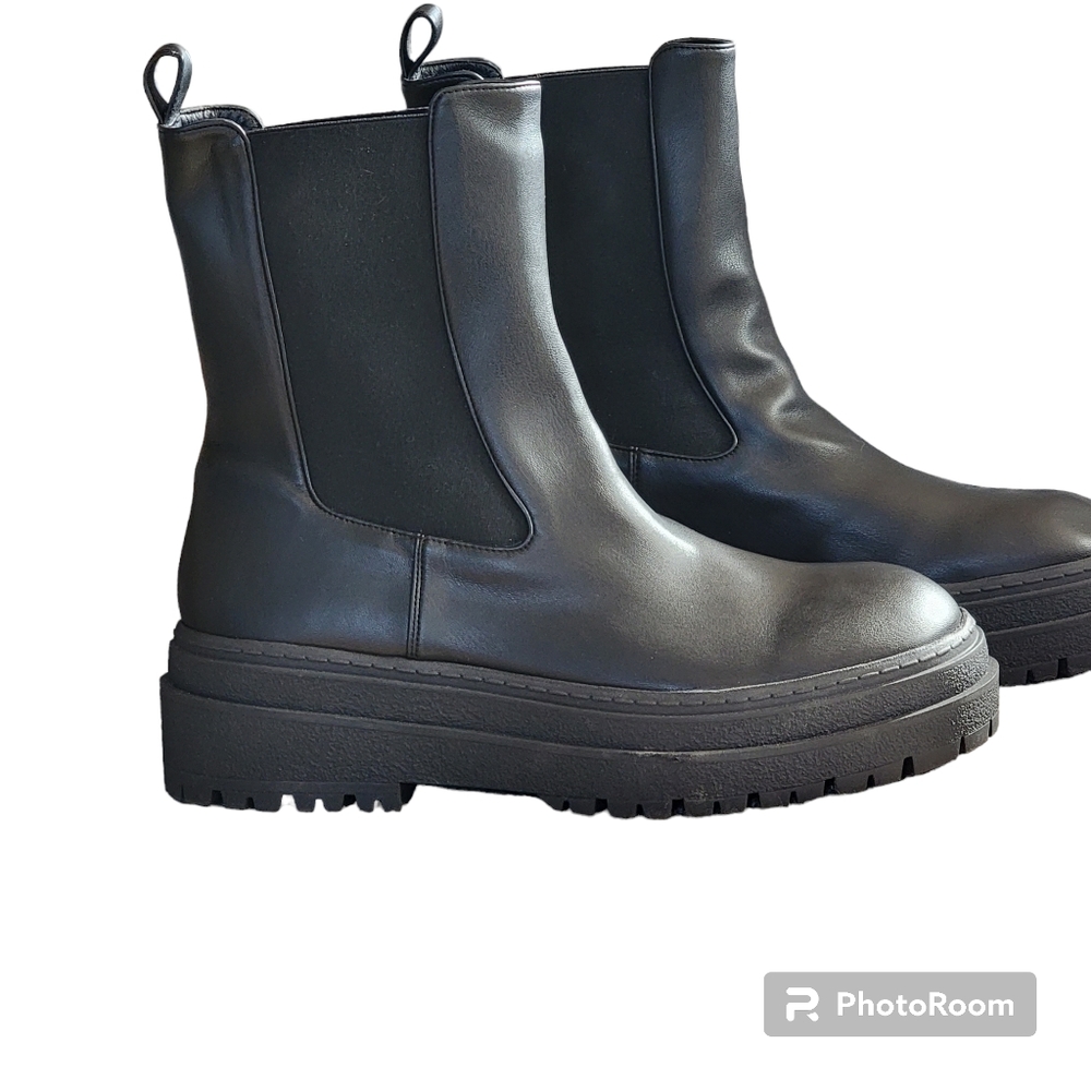 Good American Chelsea Style Pull On Lug Sole Boot Size 10 NWOT